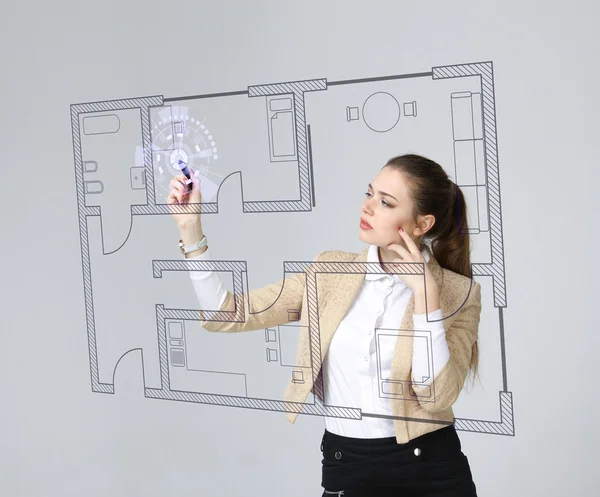 Arquitecta que trabaja con un plan de apartamentos virtual — Foto de Stock