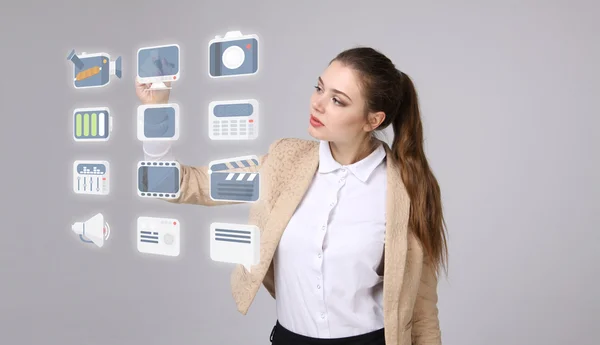 Mujer presionando el tipo de alta tecnología de los botones multimedia modernos sobre un fondo virtual — Foto de Stock