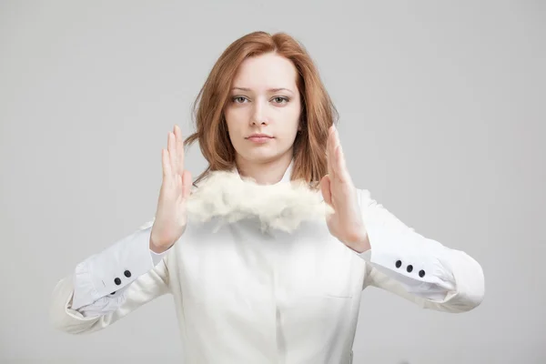 Jonge vrouw met cloud, cloud computing concept — Stockfoto