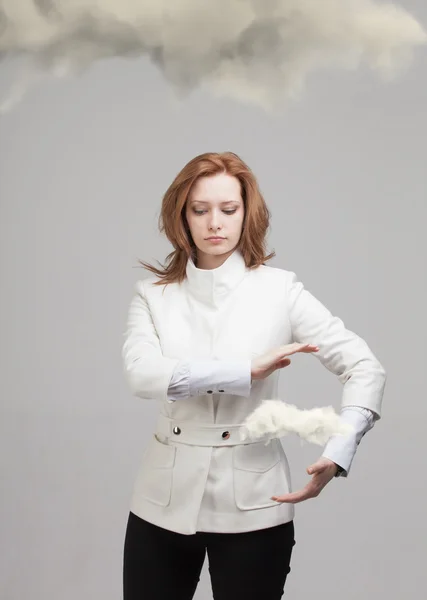 Mujer joven sosteniendo nube, concepto de computación en nube — Foto de Stock