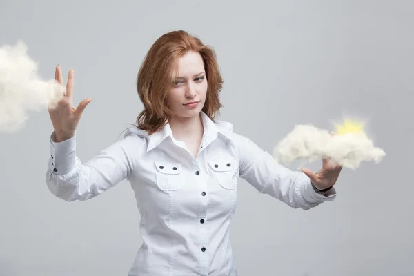 Jeune femme et le soleil brille derrière les nuages, l'informatique en nuage ou concept météo — Photo