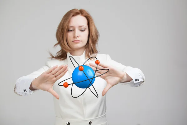 Kobieta Naukowiec atom model, koncepcji badań — Zdjęcie stockowe