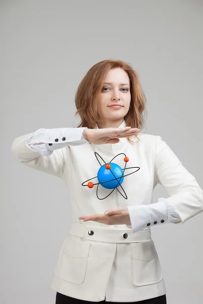 Жінка-науковець з атомною моделлю, концепція дослідження — стокове фото