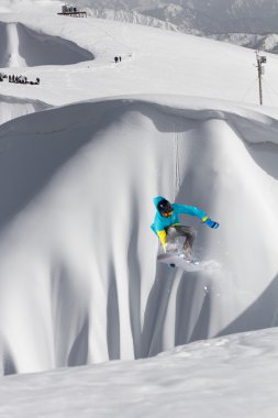 Dağlardaki atlama snowboard. Aşırı spor.