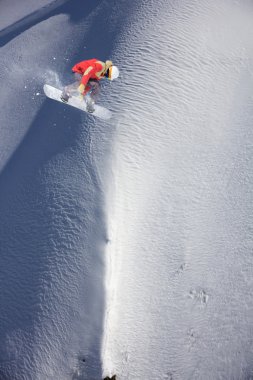 Dağlardaki atlama snowboard. Aşırı spor.