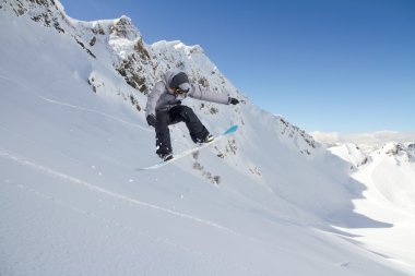 Dağlardaki atlama snowboard. Aşırı spor.