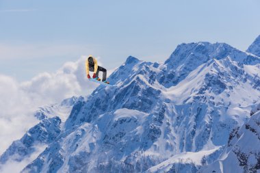 Dağlardaki atlama snowboard. Aşırı spor.