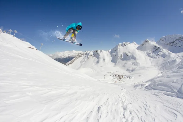 Snowboarder che salta sulle montagne. Sport estremi . — Foto Stock