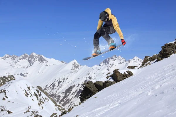 Snowboarder sautant sur les montagnes. Sport extrême . — Photo