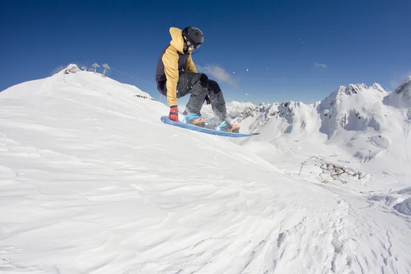 Snowboarder άλμα στα βουνά. Εξτριμ σπορ. — Φωτογραφία Αρχείου