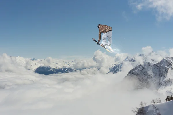 Vliegende skiër op de bergen. Extreme sport. — Stockfoto