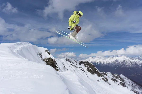 山の上で空飛ぶスキーヤー。極端なスポーツ. — ストック写真