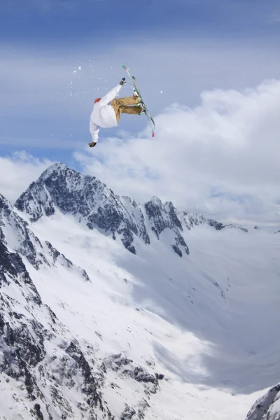 Vliegende skiër op de bergen. Extreme sport. — Stockfoto