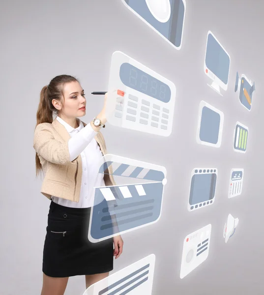 Mulher pressionando o tipo de alta tecnologia de modernos botões multimídia em um fundo virtual — Fotografia de Stock