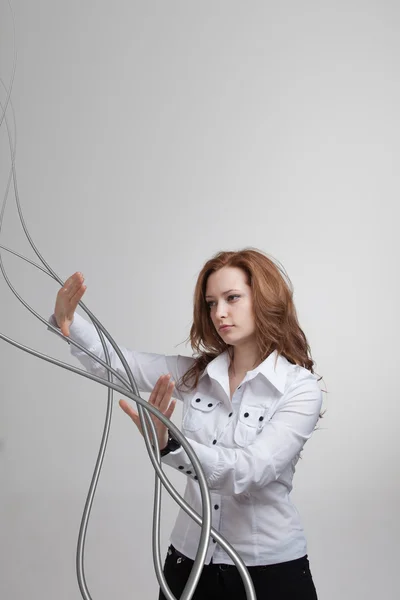 Mujer con cables eléctricos o cables, líneas curvas —  Fotos de Stock