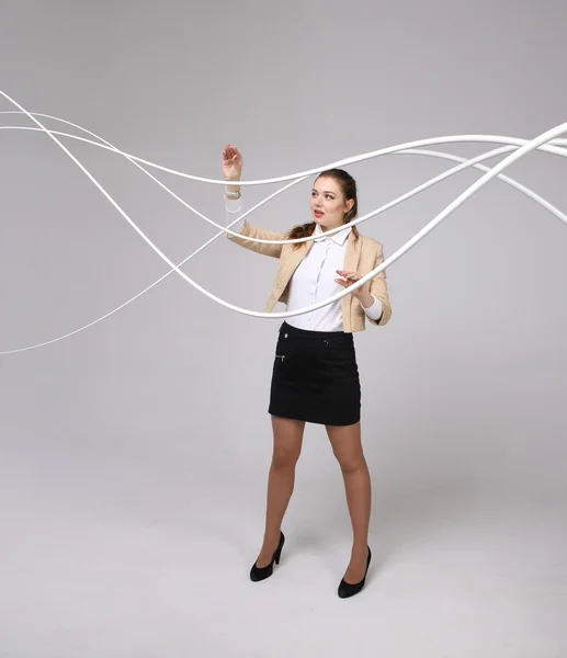 Elektrik kablolar ve teller, kadınla kavisli çizgiler — Stok fotoğraf