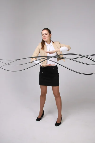 Vrouw met elektrische kabels of draden, gebogen lijnen — Stockfoto