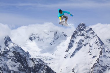Dağlarda uçan snowboardcu. Sıra dışı spor.