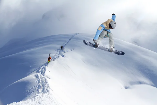 在山上搭滑雪板。极限运动. — 图库照片