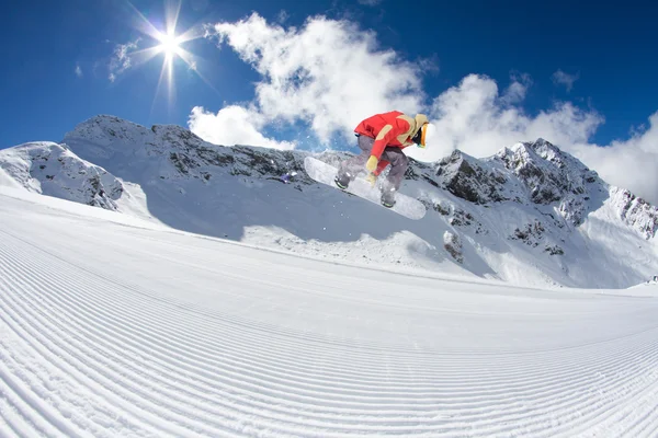 Vliegende snowboarder op de bergen. Extreme sport. — Stockfoto