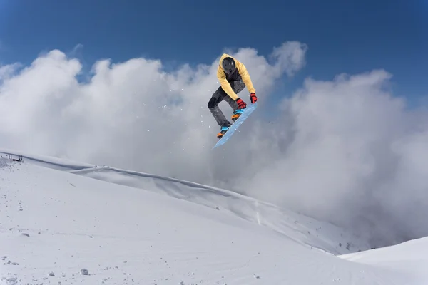 Vliegende snowboarder op de bergen. Extreme sport. — Stockfoto