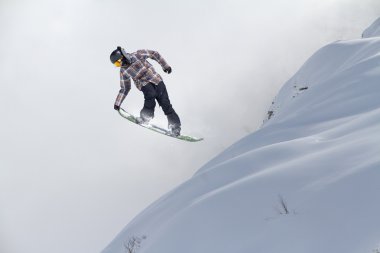 Snowboard binici Dağları üzerinde atlama. Aşırı snowboard freeride.