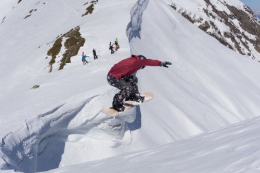 Snowboard binici Dağları üzerinde atlama. Aşırı snowboard freeride.