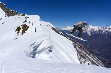 Snowboard binici Dağları üzerinde atlama. Aşırı snowboard freeride.