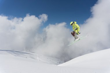 Dağlardaki atlama kayak binici. Ekstrem Kayak freeride.
