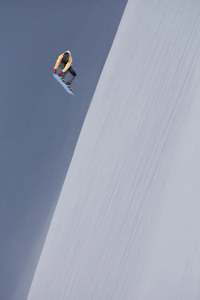 Cavaliere snowboard saltare sulle montagne. Freeride snowboard estremo . — Foto Stock