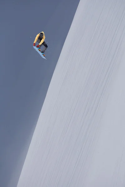 Snowboard rider jumping on mountains. Extreme snowboard freeride. — Stock Photo, Image