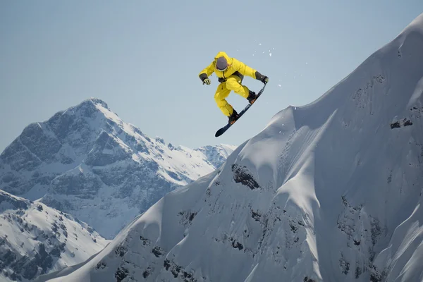 Zawodnik snowboard skoki na góry. Extreme snowboard freeride. — Zdjęcie stockowe