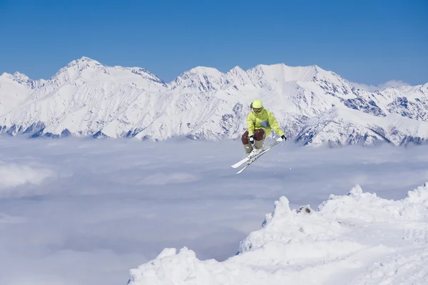 Jinete de esquí saltando en las montañas. Freeride esquí extremo . —  Fotos de Stock