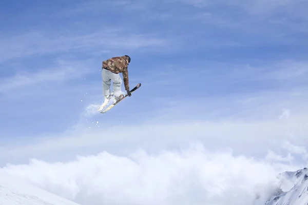 跳上高山滑雪骑手。极限滑雪随心所欲. — 图库照片
