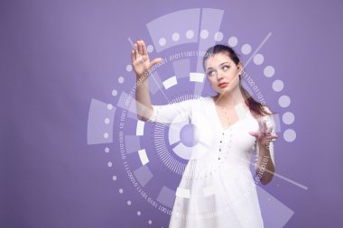 Gelecekteki bilgisayar teknolojisi. Fütüristik arabirimiyle çalışan kadın