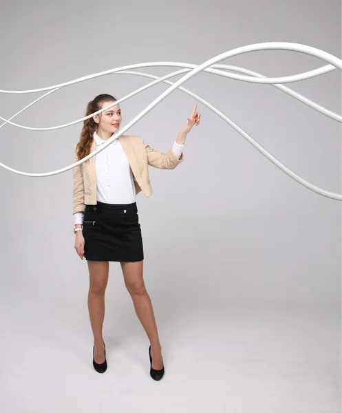 Femme avec câbles ou fils électriques, lignes courbes — Photo