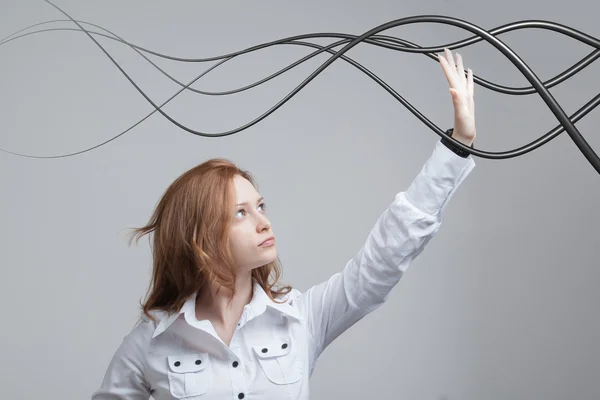 Kvinna med elektriska kablar eller ledningar, böjda linjer — Stockfoto