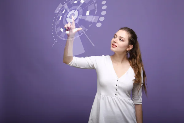 Tecnología informática del futuro. Mujer trabajando con interfaz futurista — Foto de Stock