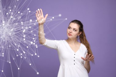 Küresel ağ kavramı, fütüristik bilgisayar arayüzü ile çalışan kadın.