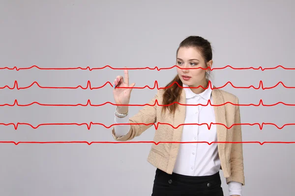 Médecin femme travaillant avec des lignes de cardiogramme — Photo