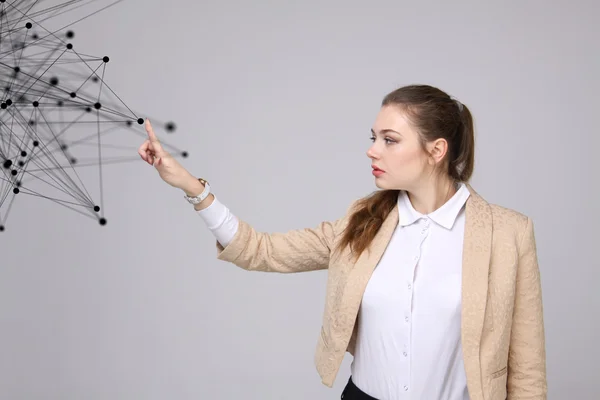 Concept de connexion réseau mondial, femme travaillant avec une interface informatique futuriste . — Photo