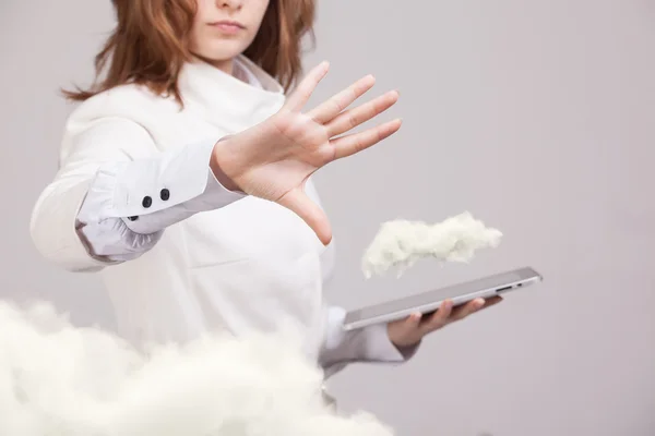 Mujer joven sosteniendo tableta y nube, concepto de computación en nube —  Fotos de Stock