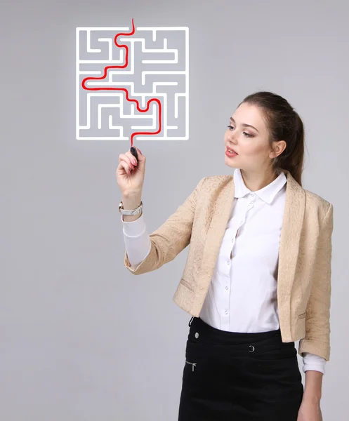 Ung kvinna labyrint lösning, skriva på whiteboard. — Stockfoto