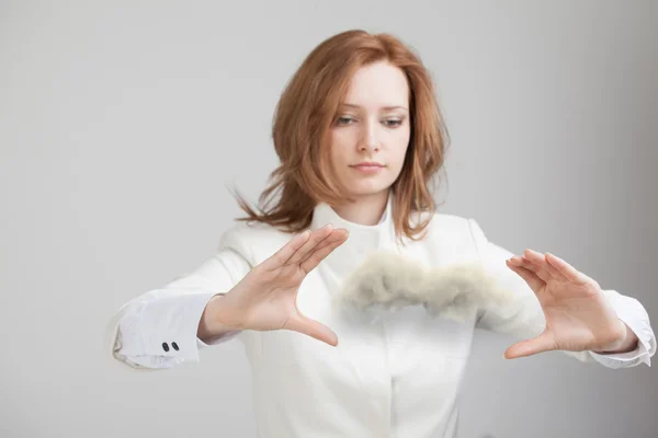 Junge Frau mit Cloud, Cloud Computing Konzept — Stockfoto