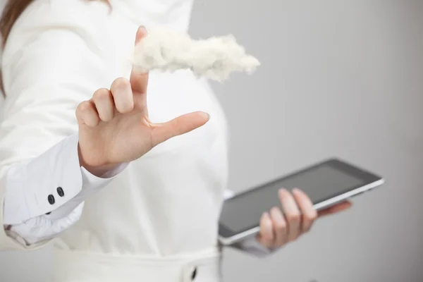 Ung kvinna med tablett och moln, cloud computing koncept — Stockfoto