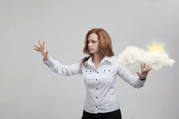 Jeune femme et le soleil brille derrière les nuages, l'informatique en nuage ou concept météo — Photo