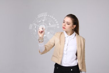 Geleceğin teknolojisi. Fütüristik arabirimiyle çalışan kadın