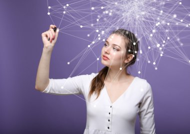 Küresel ağ bağlantı kavramı, fütüristik bilgisayar arayüzü ile çalışan kadın.