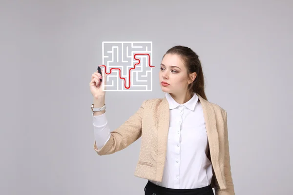 Ung kvinna labyrint lösning, skriva på whiteboard. — Stockfoto