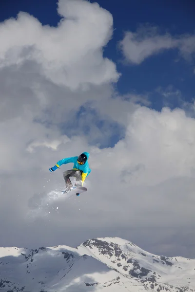 Snowboard lovas ugrál a hegyekben. Extrém snowboard freeride sport. — Stock Fotó